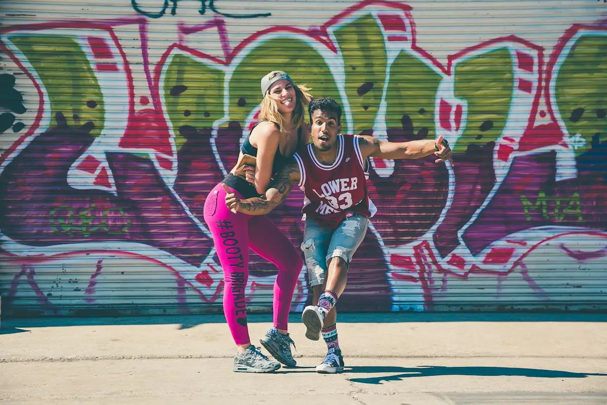 Breakdance-Training vor einer Graffitiwand