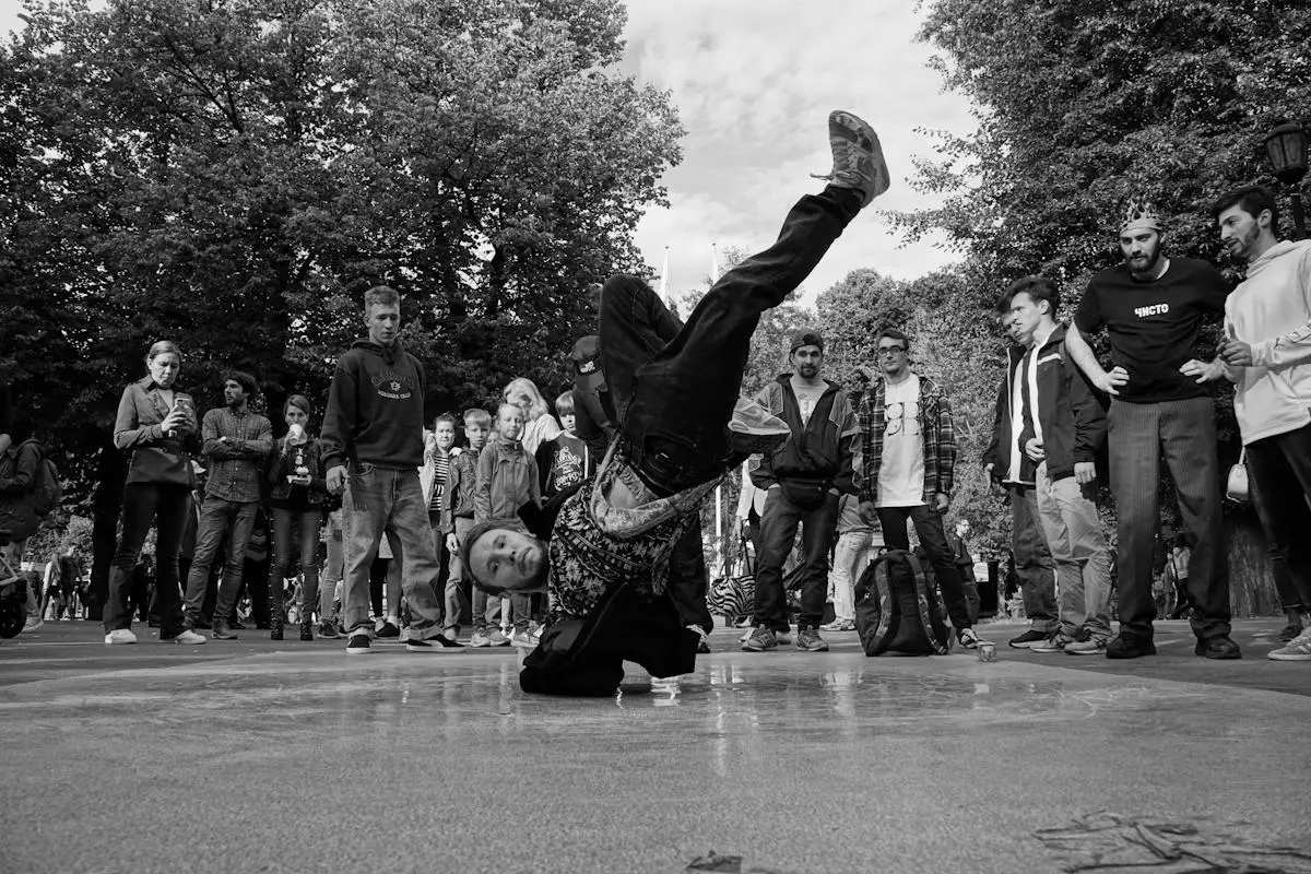 Breaker beim Footwork im Outdoor-Cypher
