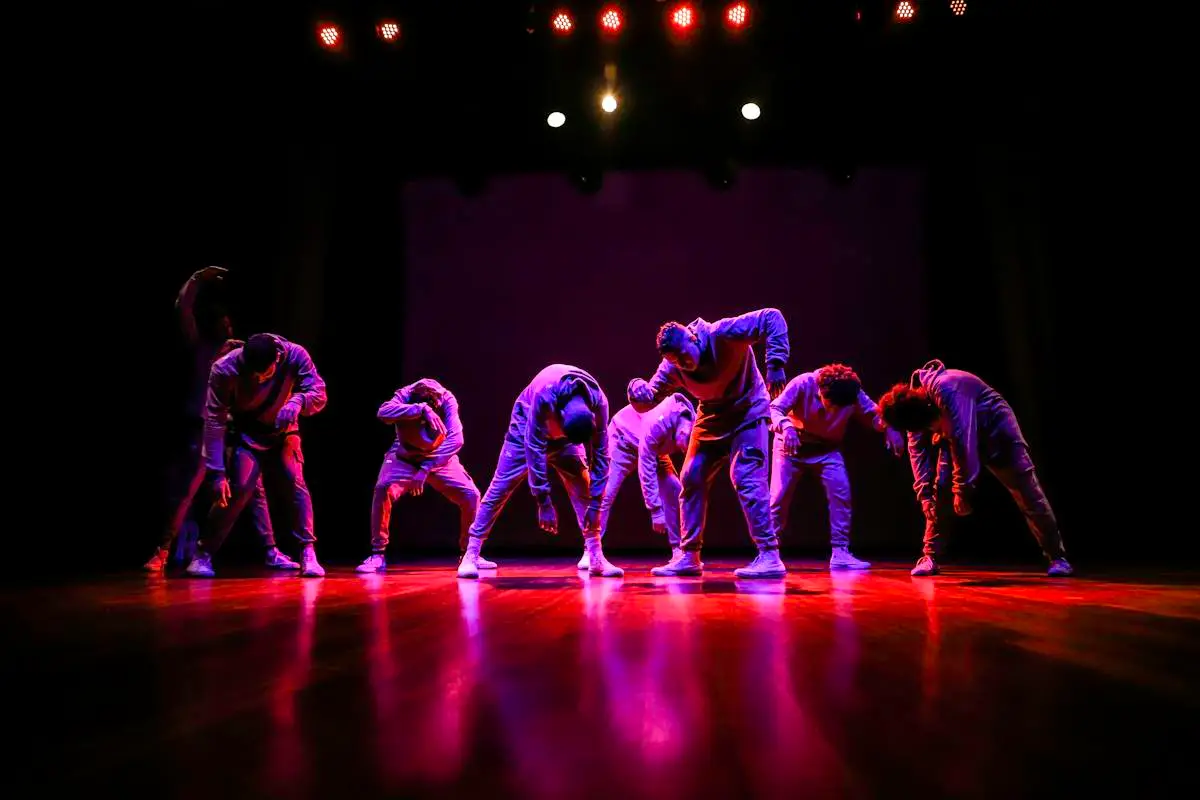 Breakdance-Crew während einer Bühnenperformance